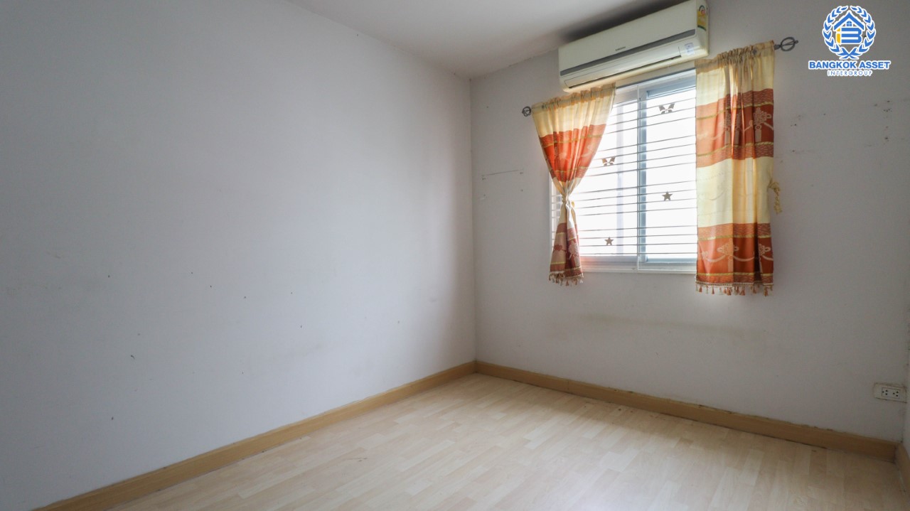 *****ทาวน์เฮ้าส์มือสองย่านวัชรพล! ม.เดอะคอนเน็ค20 วัชรพล-เพิ่มสิน ฟังก์ชันพร้อม 3 ห้องนอน 2 ห้องน้ำ จอดรถได้ 1 คัน เนื้อที่กว้าง 21 ตร.ว. บ้านสวยพร้อมเข้าอยู่ บนทำเลเชื่อมต่อถนนเพิ่มสิน ถนนสุขภิบาล5 ถนนสายไหม เข้าเมืองให้เป็นเรื่องง่ายดาย ใกล้ถนนสุขภิบาล5 และใกล้ทางด่วน ฉลองรัช